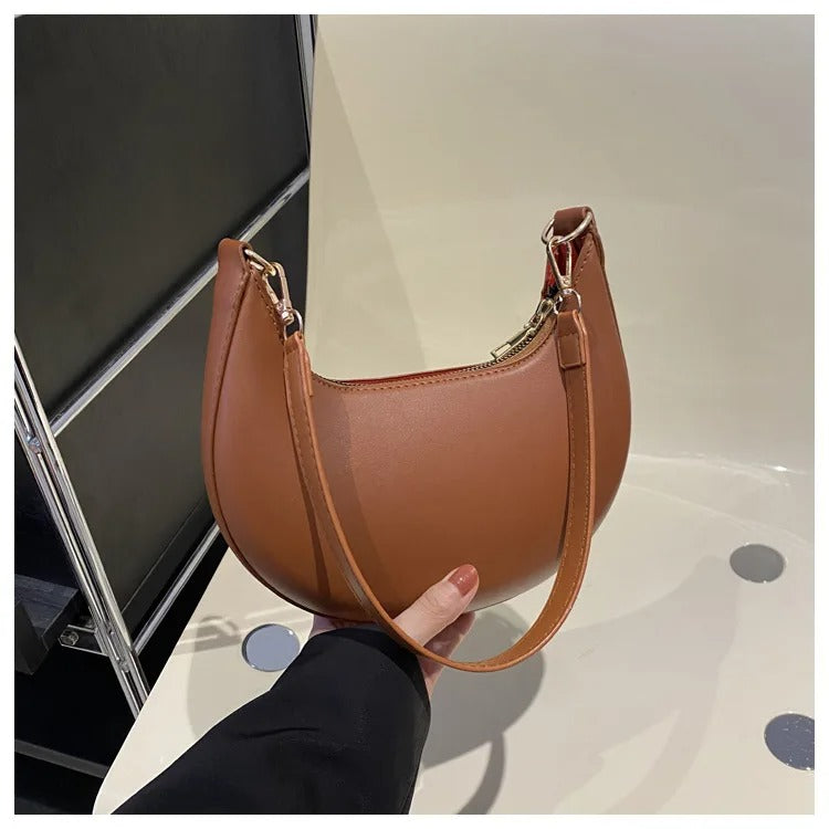 New Fashionable High-end Moon-shaped Baseball Bag Showing