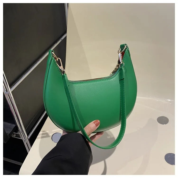 New Fashionable High-end Moon-shaped Baseball Bag Showing